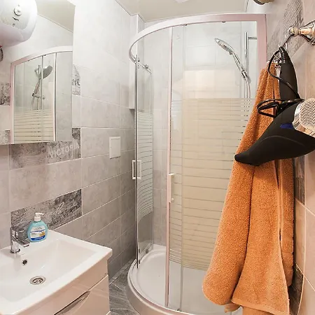 на вулиці дорошенка 12 в центрі львова недалеко оперного театру з власною парковкою у дворі Appartamento