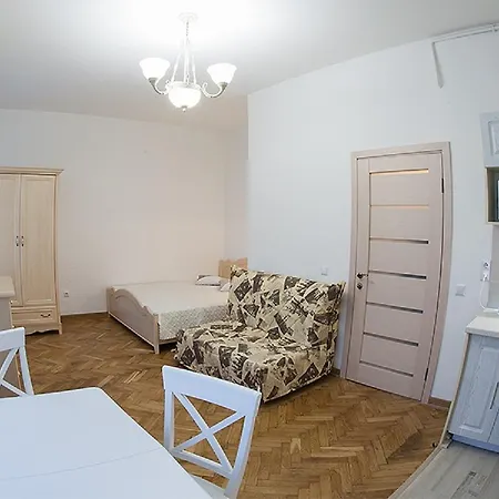 на вулиці дорошенка 12 в центрі львова недалеко оперного театру з власною парковкою у дворі Appartement Lviv