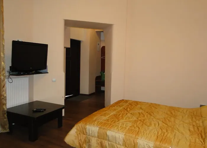 на вулиці дорошенка 12 в центрі львова недалеко оперного театру з власною парковкою у дворі *