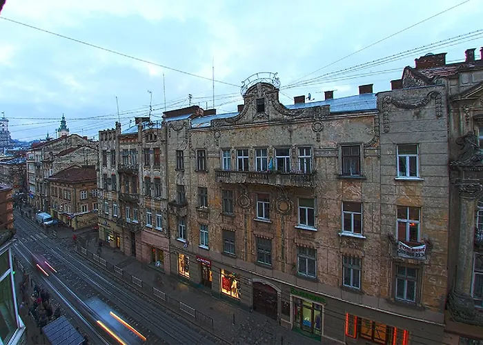 на вулиці дорошенка 12 в центрі львова недалеко оперного театру з власною парковкою у дворі 아파트