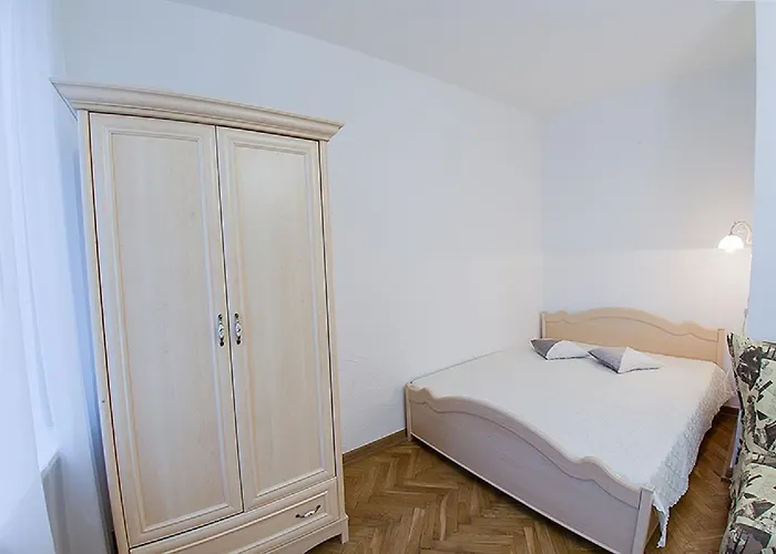 на вулиці дорошенка 12 в центрі львова недалеко оперного театру з власною парковкою у дворі Apartamento *