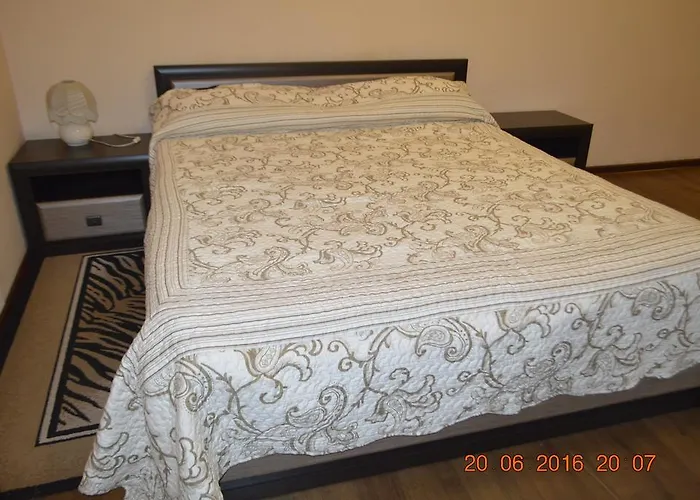 на вулиці дорошенка 12 в центрі львова недалеко оперного театру з власною парковкою у дворі * Λβιβ