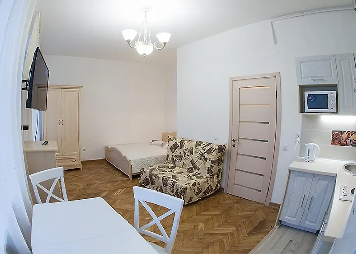 на вулиці дорошенка 12 в центрі львова недалеко оперного театру з власною парковкою у дворі Διαμέρισμα Λβιβ